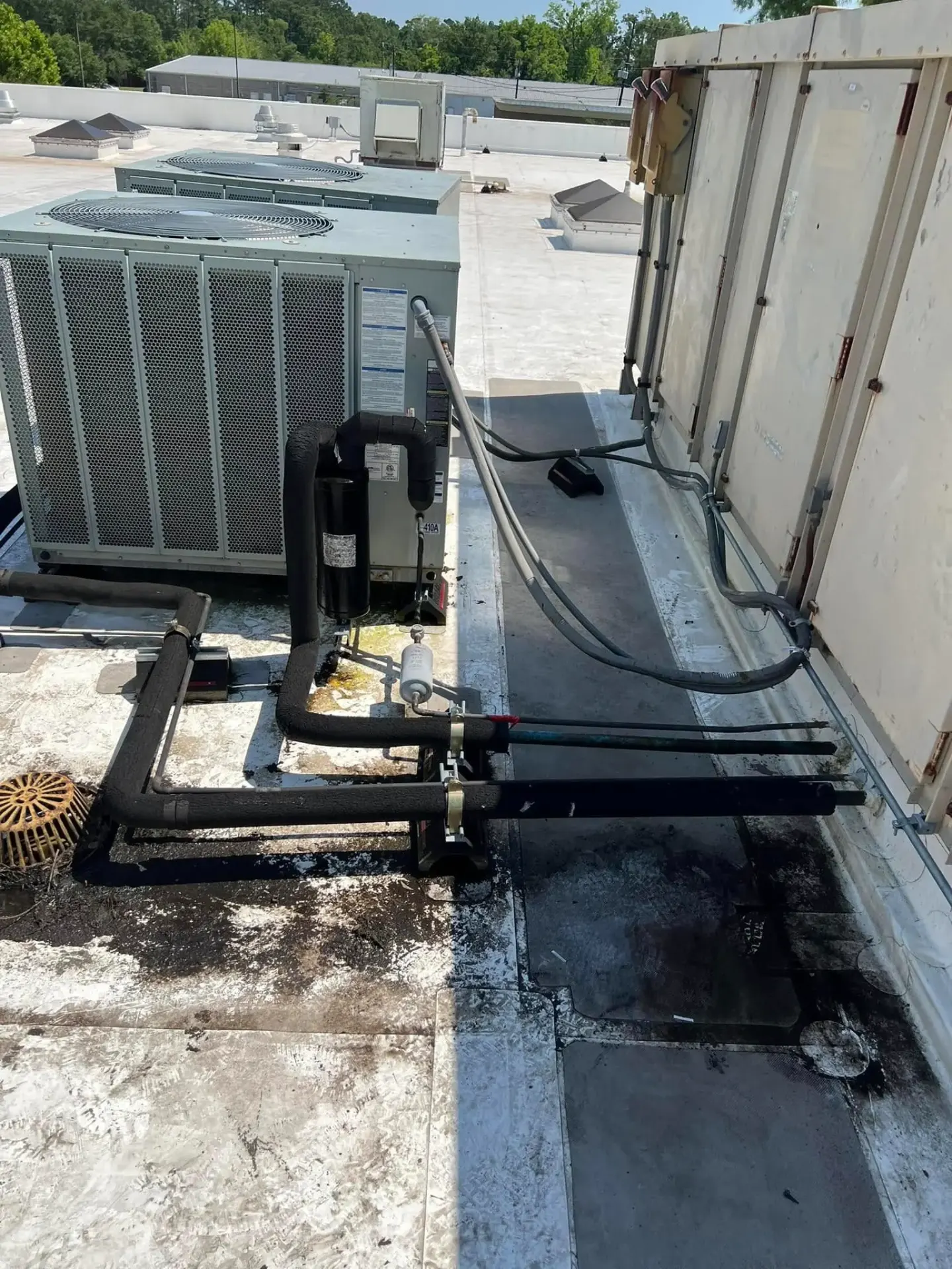 Commercial rooftop HVAC units and piping serviced by TMAC